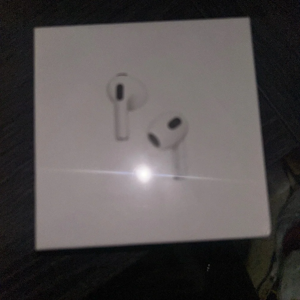 Apple AirPods with MagSafe Charging Case